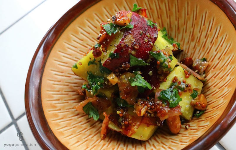 茶色の器に入ったさつまいもサラダ