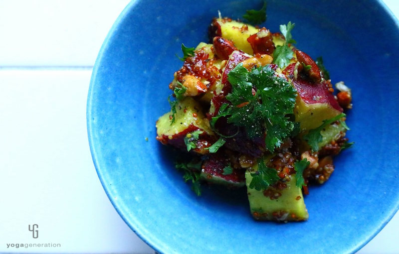 青の器に入ったさつまいもサラダ