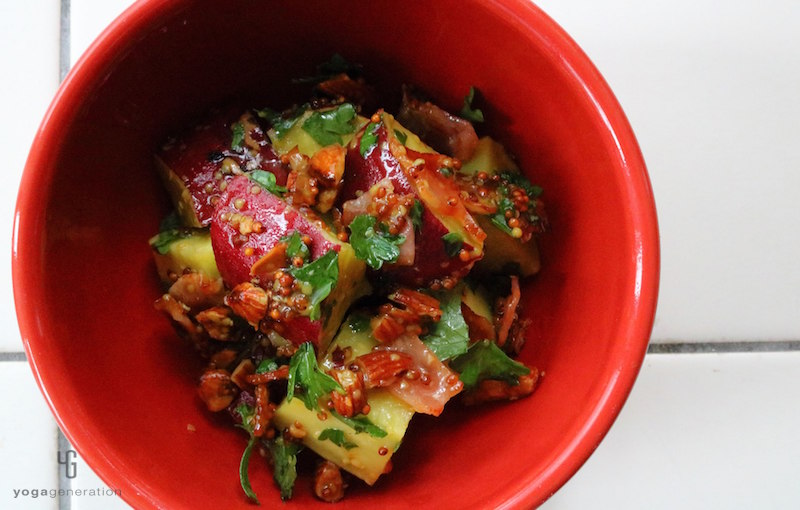 赤い器に入ったさつまいもサラダ