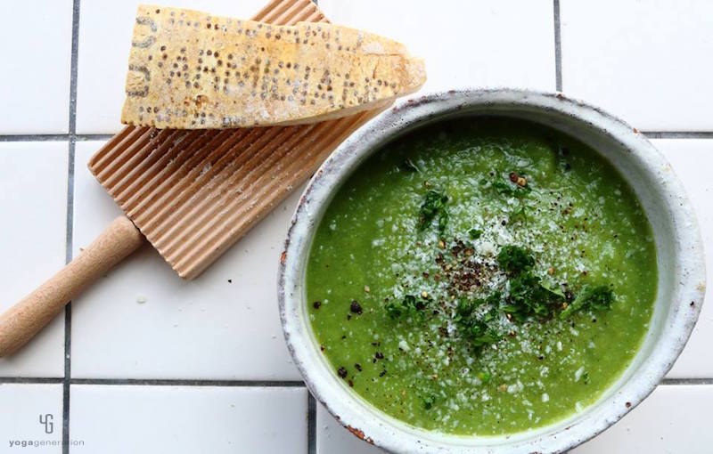 白の器に入った緑のスープとチーズ