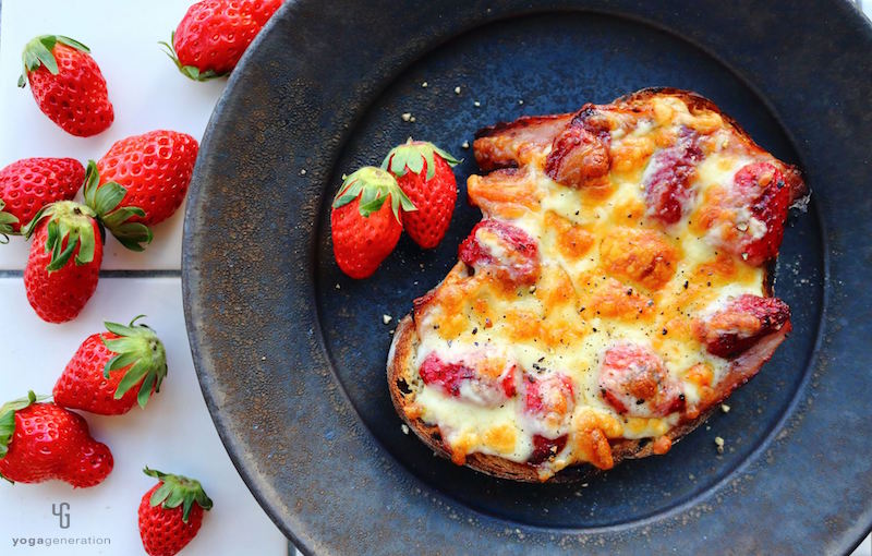 黒の皿に乗ったイチゴのオープンサンド