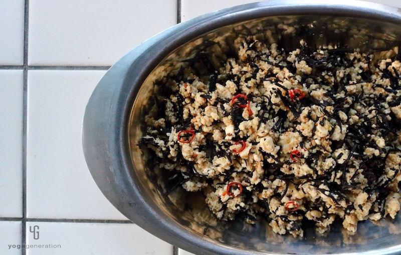 シルバーの器に入った炒り豆腐