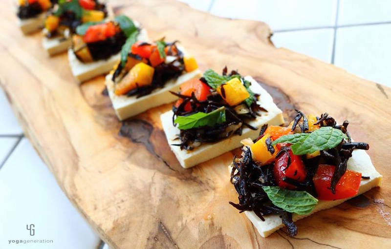 豆腐の上に乗せたヒジキサラダ