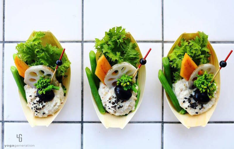 舟皿に入った白和えサラダ