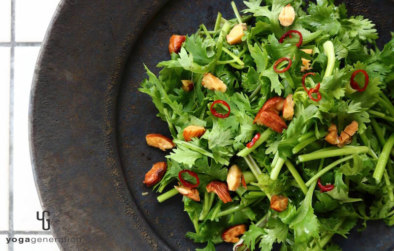 パクチーを乗せた黒色の皿