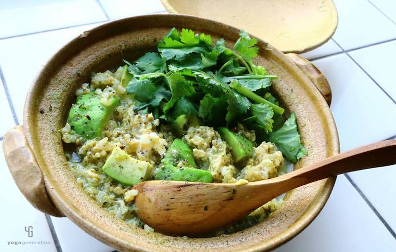 土鍋に入ったパクチーおじや