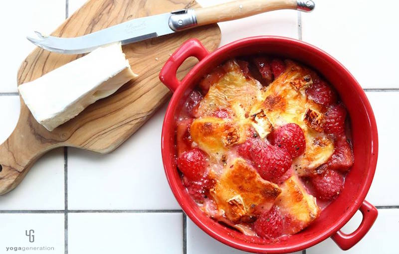 赤い器に入ったいちごのフレンチトースト