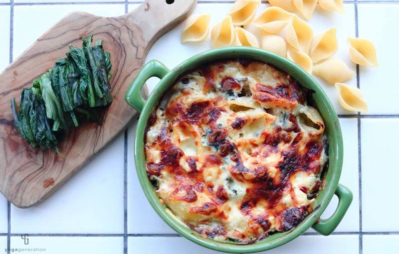 緑の器に入ったマカロニグラタン