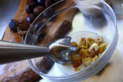 茹でた栗に豆乳を加えてミキシング