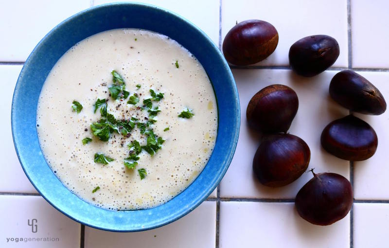 青の皿に入ったクリームスープ