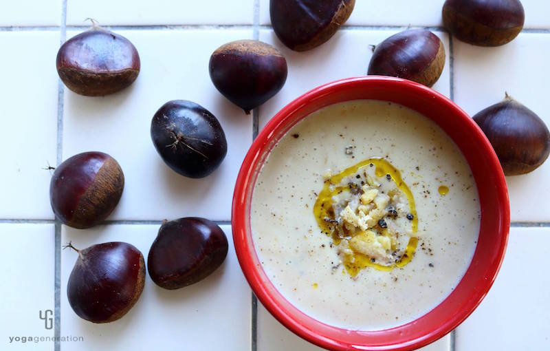 赤の器に入ったクリームスープ