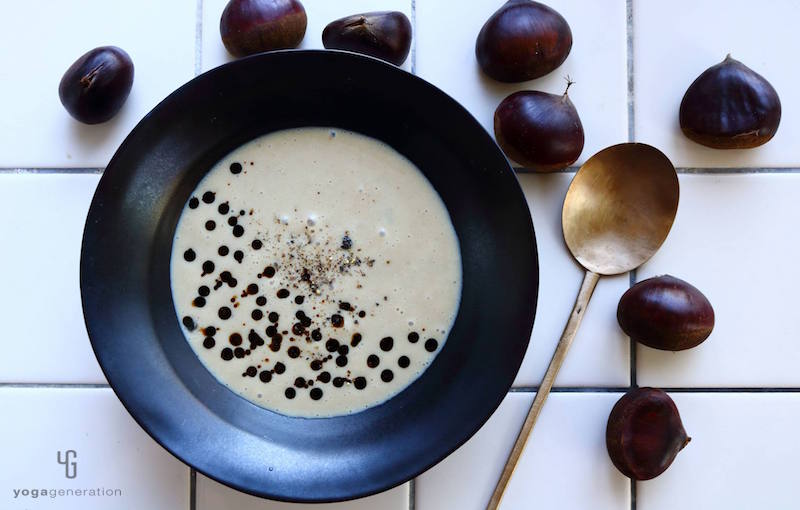 黒の器に入ったクリームスープ