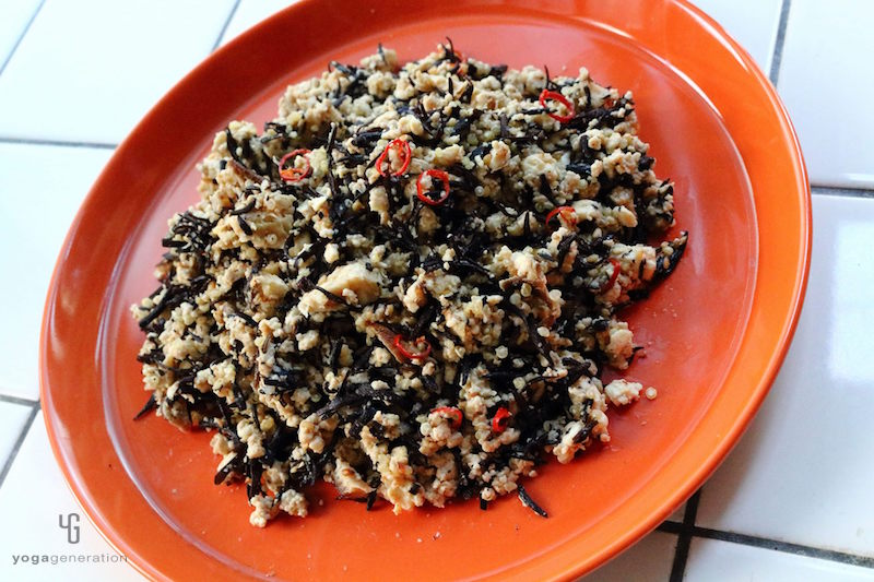 オレンジの皿に乗った炒り豆腐