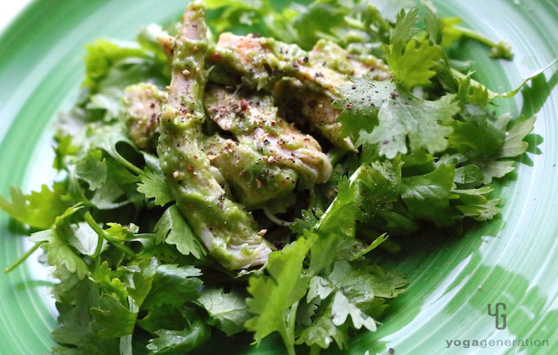 緑の皿に乗ったサラダ