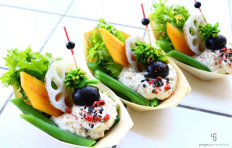 舟皿に入った白和えサラダ