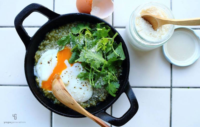 スキレットに入ったパクチーおじや卵乗せ