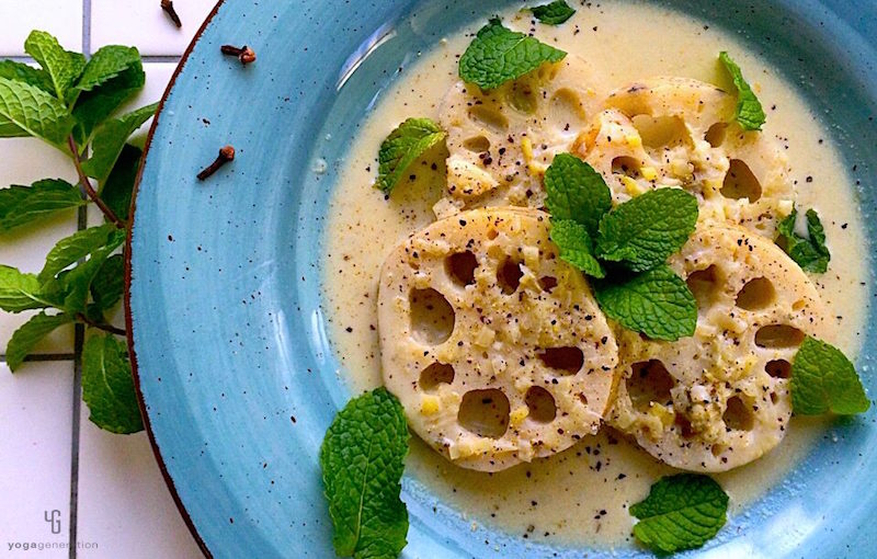 水色の皿に乗ったレンコン