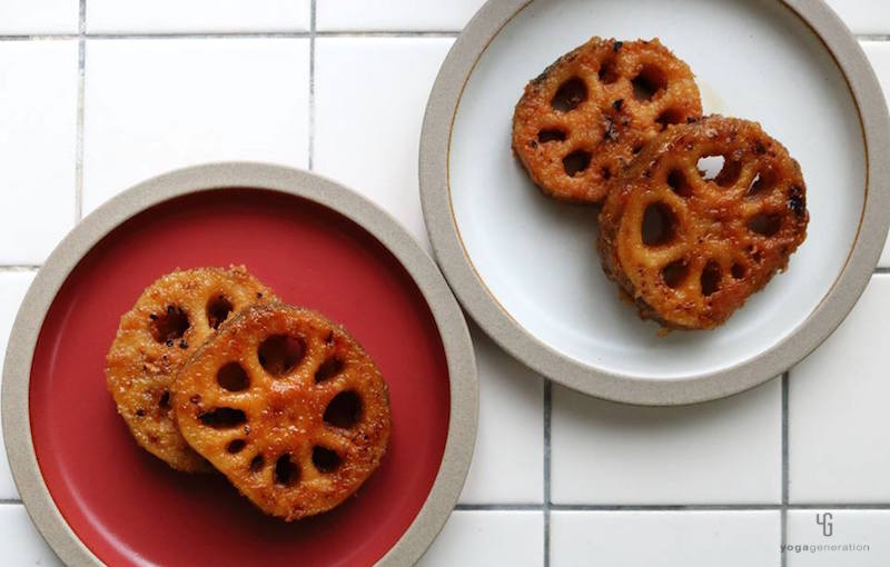 赤の皿と白の皿に乗ったレンコン南蛮漬け