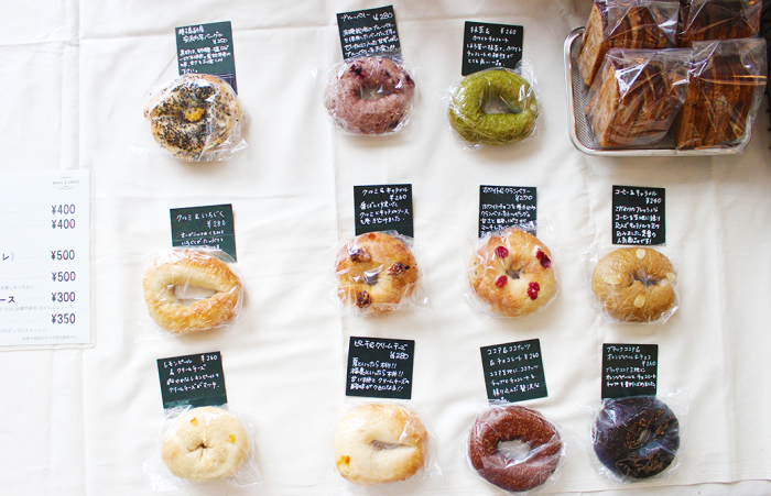 テーブルに並んだベーグル