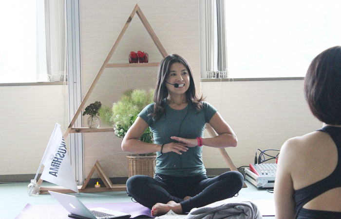 骨盤底筋について説明する窪田有紗先生