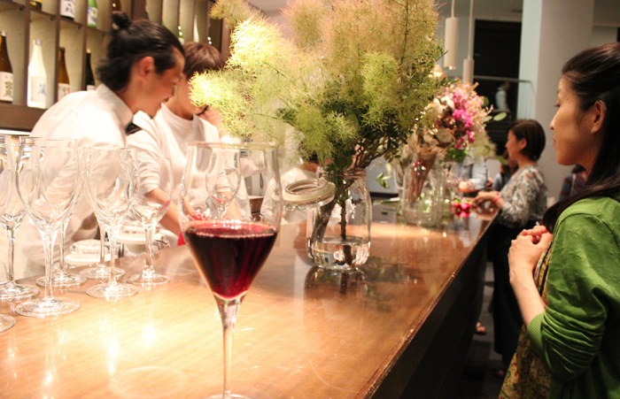 カウンターでドリンクをオーダー