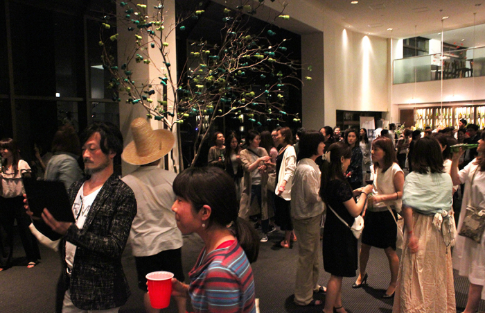 パーティー会場に少しずつ人が集まっていく