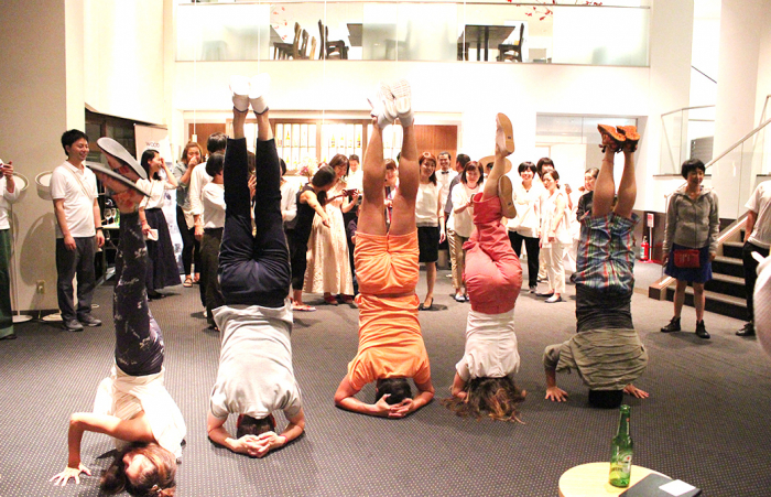 いきなり集団ヘッドスタンド