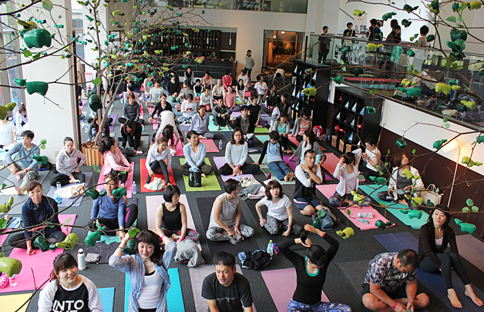 朝6:00からのクラスを心待ちにする参加者