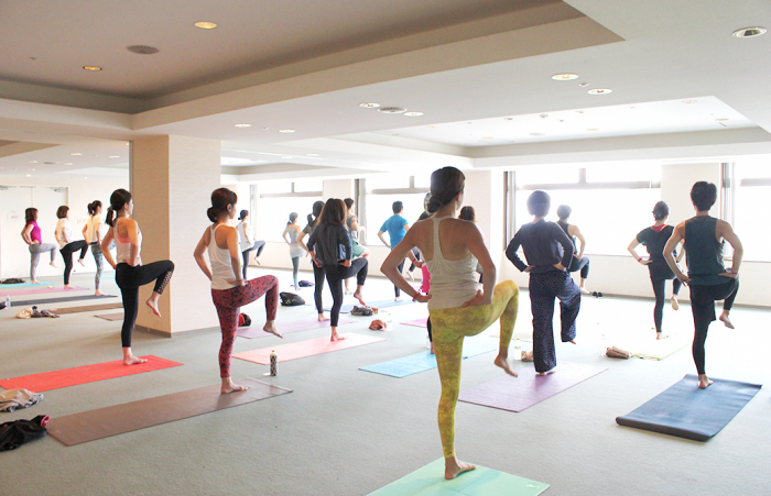 西畑亜美先生によるモーニングヨガ