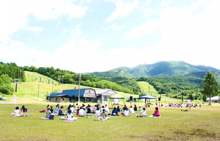 屋外ヨガの様子