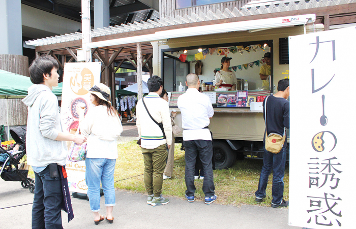 笑夢カレーにならぶお客さん