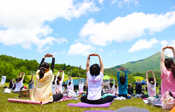 手を組んで上にあげる受講生たち