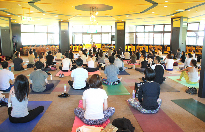 更科先生による「アシュタンガヨガヲハジメヨウ」クラス風景