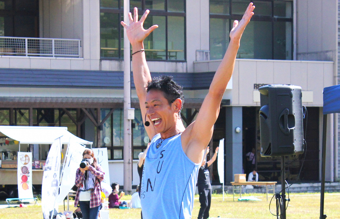手をあげる浅野祐介先生