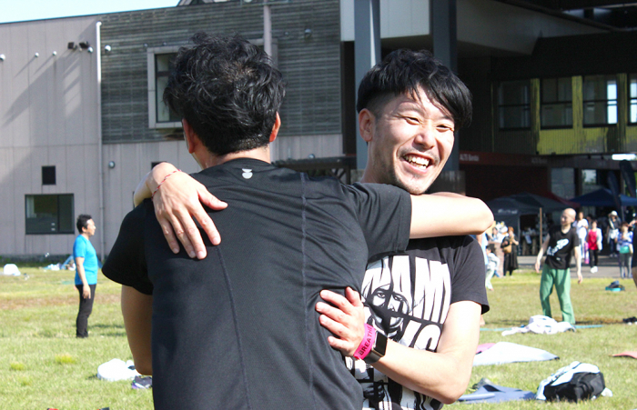 ハグしあう男性