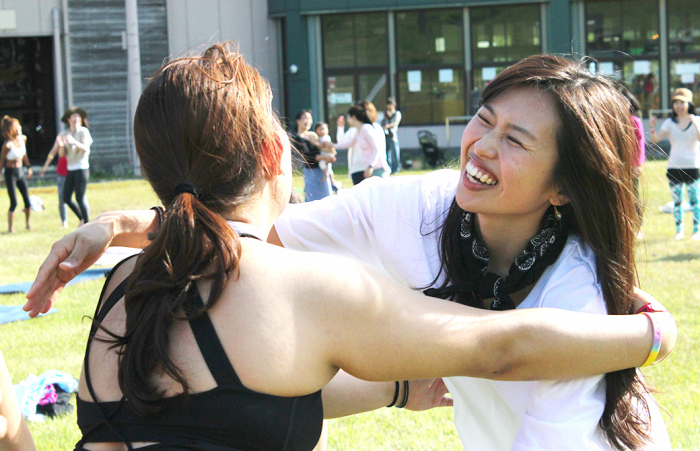 ハグしあう女性