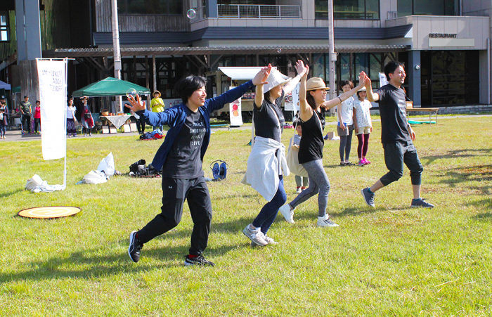 手をあげてまざるスタッフの皆さん