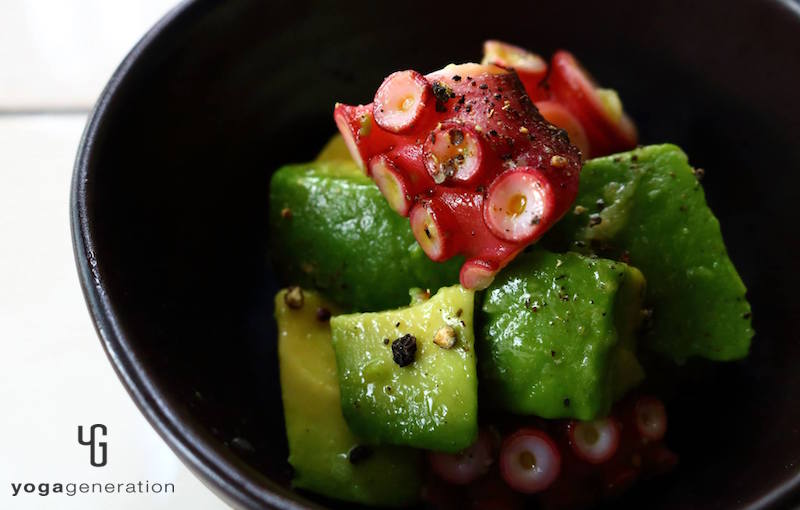 黒の器に乗せたアボカドとタコのサラダ