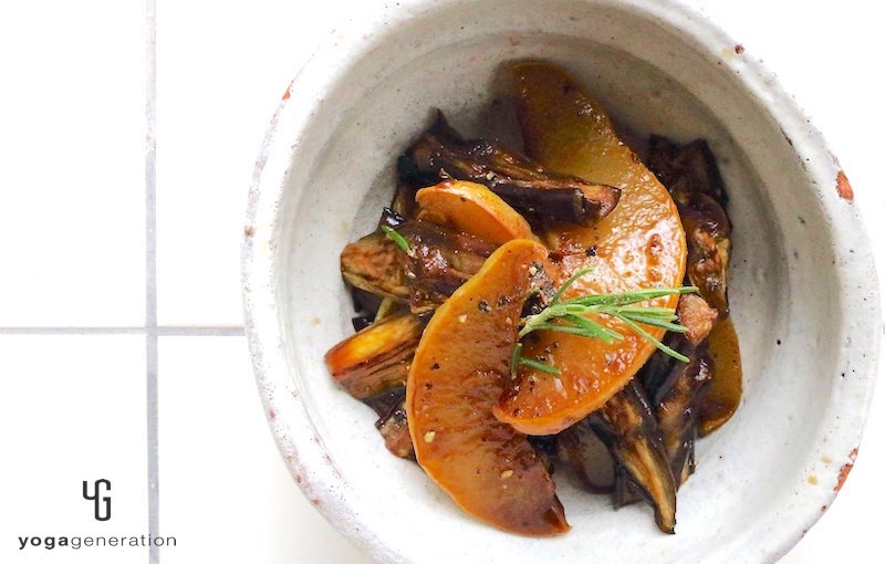 白い器と焼きナスと洋梨のバルサミコ酢マリネ