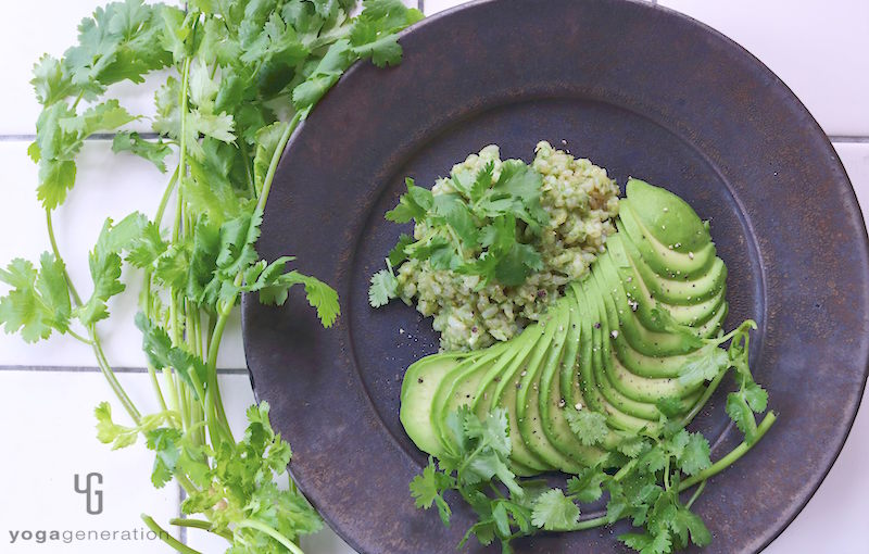 黒い皿に乗ったアボカド・クリーム・ライス