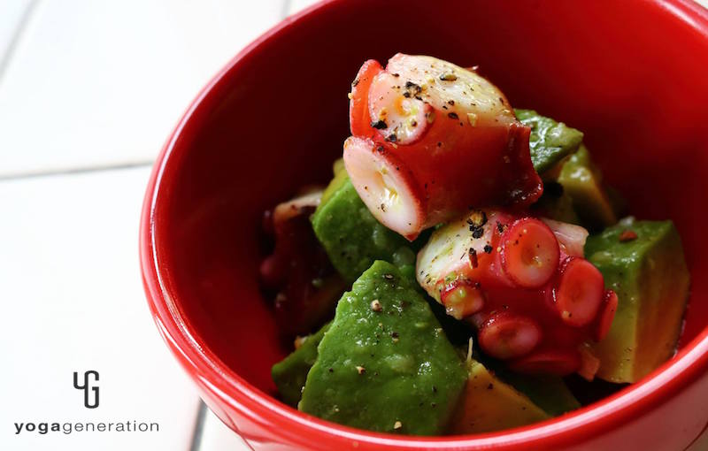 赤い器に乗せたアボカドとタコのサラダ