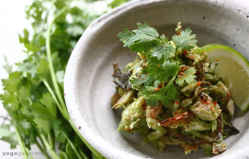 白い器に入ったアボカド・クリーム・ライス