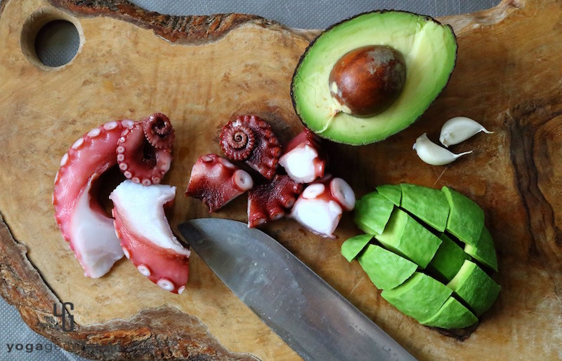 サイコロに切ったアボカドとタコ