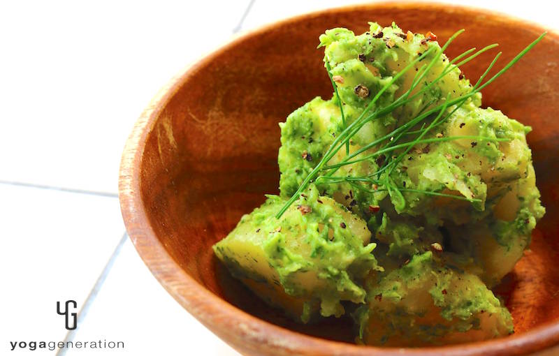 木の器に入ったポテトサラダ