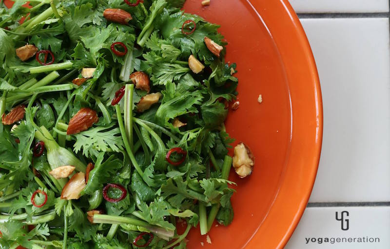 パクチーを乗せたオレンジ色の皿