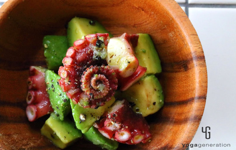 木の器に乗せたアボカドとタコのサラダ