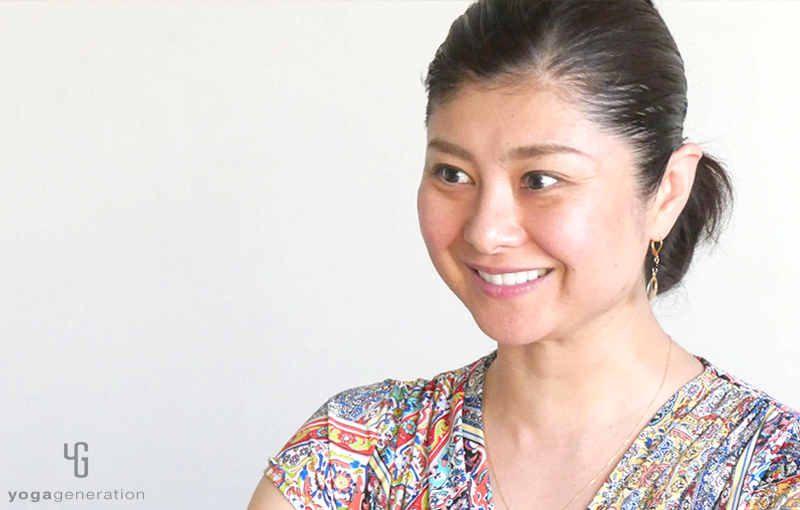 間々田佳子先生が笑顔で語っている