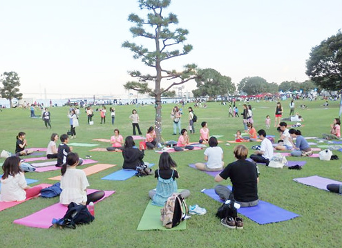卒業生によるパークヨガの様子