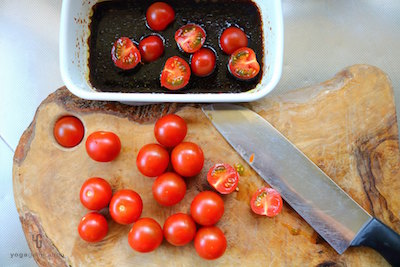 トマトをマリネ液に浸す