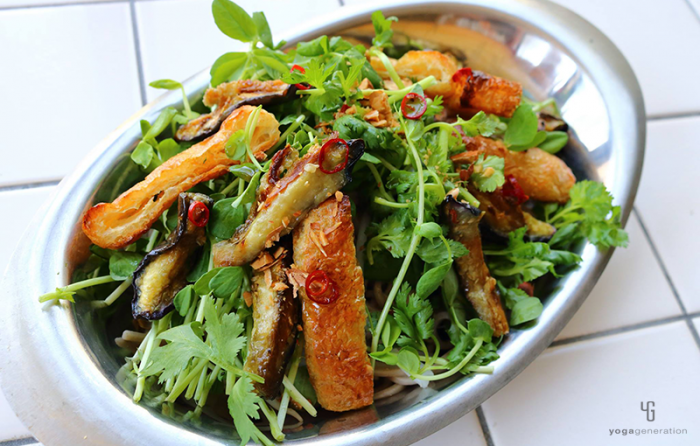 焼きナスとサクサク油揚げの蕎麦サラダ